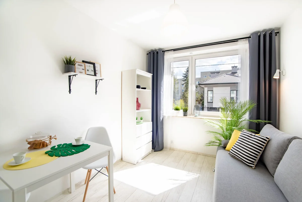 Jasny apartament z dużym oknem