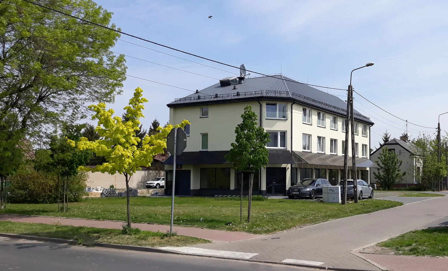 Budynek Floriana 14 widziany od skrzyżowania ulic Floriana i Prostej