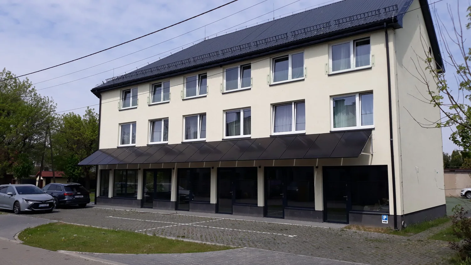 Front budynku i parking